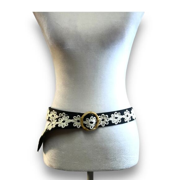J. MC LAUGHLIN Black fabric belt with ivory embroidery & bamboo buckle 42x1.5”